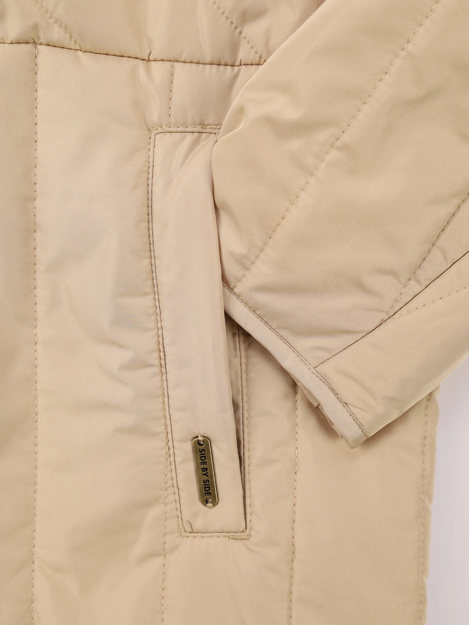 Пальто бежевого цвета прямого кроя